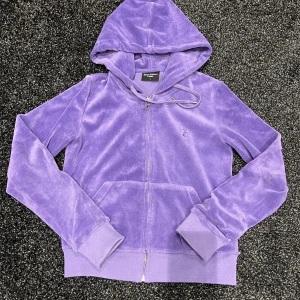 Juciy couture tröja - Jätte fin lila juciy coture tröja!  Storlek S  Fint skick!  Köpare står för frakt.