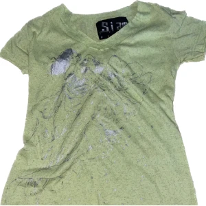 2000s tröja  - En fin T-shirt med v ringning 