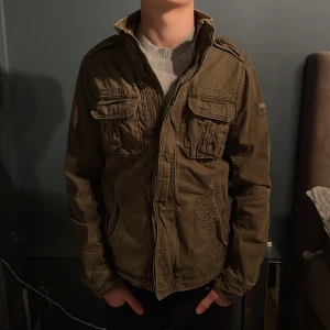 Field Jacket - Säljer denna Field Jacka från Abercrombie & Fitch, perfekt nu till våren | Fint skick | Storlek medium | Modellen på bilden är 182 cm och väger 70 kg