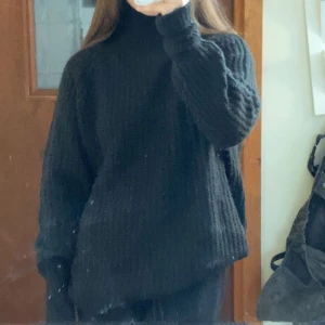 Svart strimlad tröja - Svart stickad tröja med halvkrage! Stor i storleken