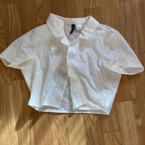 Croppad skjorta - Vit croppad skjorta!  Saknar en knapp! 