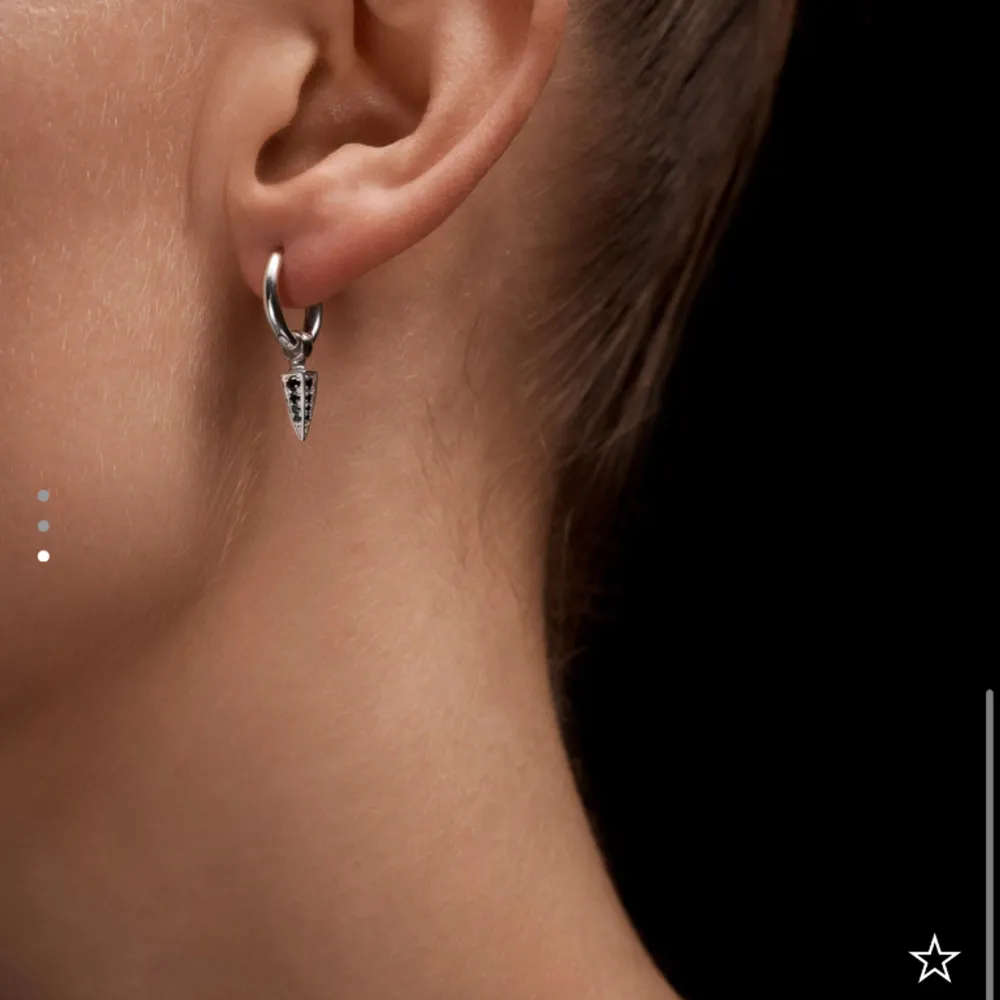 Säljer mina snygga Maria Nilsdotter ”Tiny posion arrow” örhängen med svarta stenar 💕Nypris ligger på 2495 kr styck dvs 5000 kr för ett par. Jag säljer båda för samma pris som 1, dvs 2500 kr. Kvitto och låda finns💕. Asusteet.