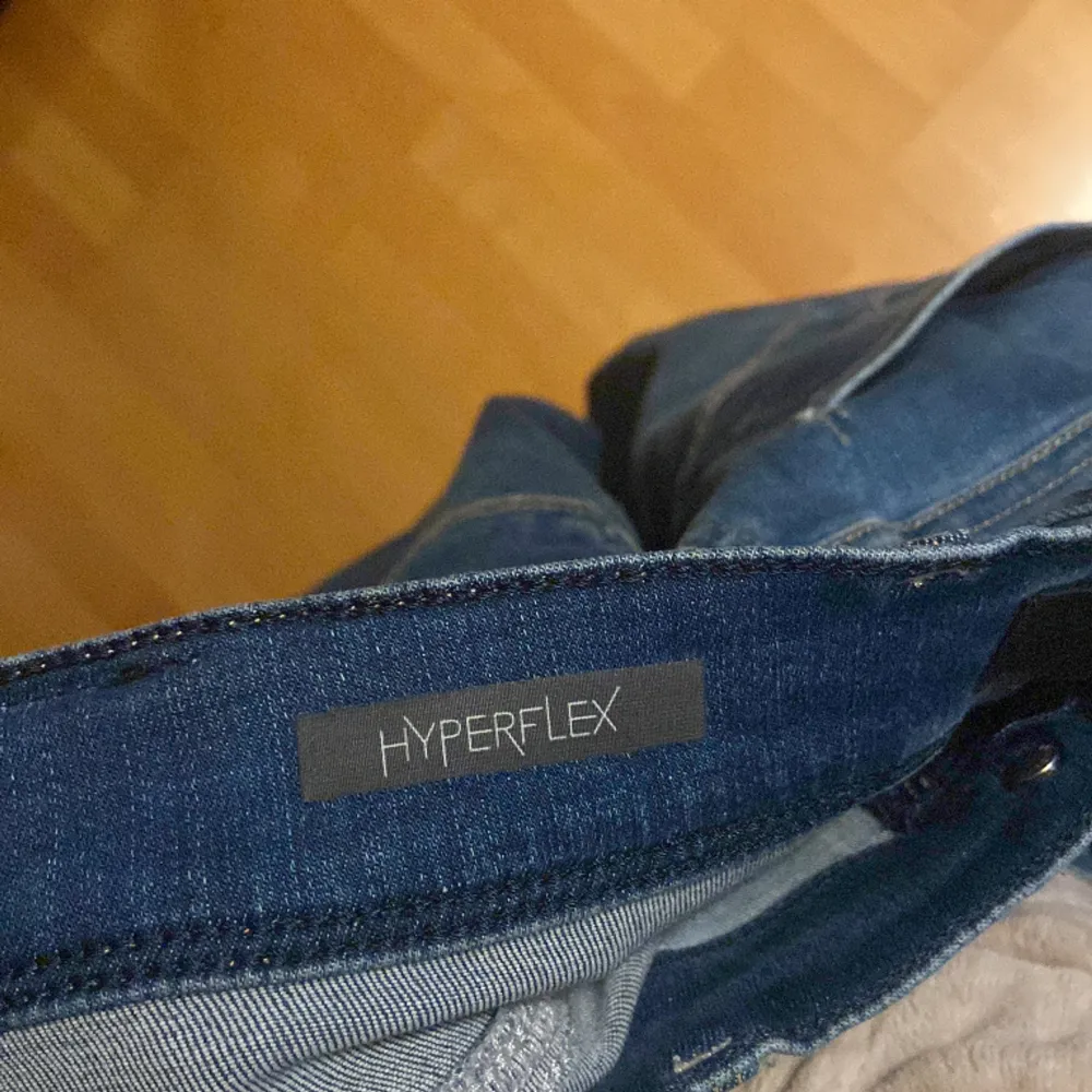 Säljer ett par replay hyperflex jeans i super skick, väldigt eftertraktad färg. Ny pris 1800.  . Jeans & Byxor.