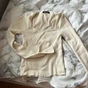 Säljer denna superfina beige tröja från Gina Tricot❣️ Använd en del men inget som syns mycket❤️ Sitter superfint och är stretchig, jag är 173cm🥰   Den har slitsar på ärmarna och är storlek S men som sagt passar den nog många❣️ Köpt för 399kr🥰