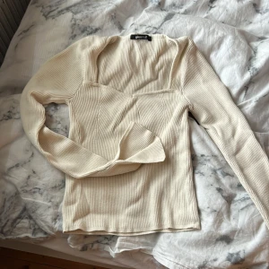 långärmad ginatröja  - Säljer denna superfina beige tröja från Gina Tricot❣️ Använd en del men inget som syns mycket❤️ Sitter superfint och är stretchig, jag är 173cm🥰   Den har slitsar på ärmarna och är storlek S men som sagt passar den nog många❣️ Köpt för 399kr🥰