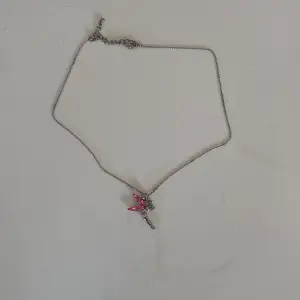 Silverfärgat Tingeling halsband med rosa stenar. 
