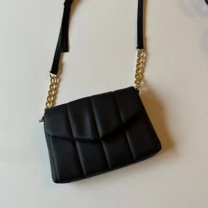 Svart väska  - Säljer den här fina svara väskan❣️