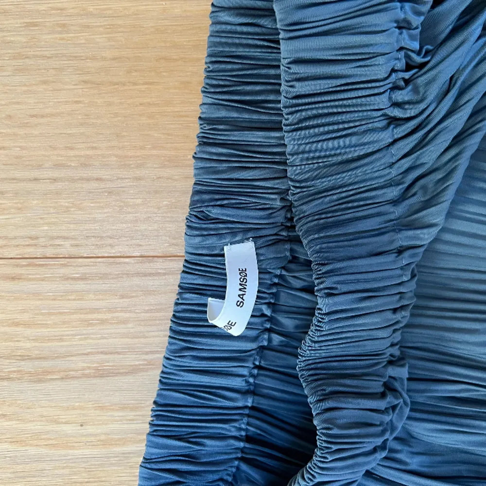 Jättefin plisserad blå kjol från samsø samsøe💙 använd endast 1 gång. Storlek: xs men stor i storleken  Nypris: 1200kr Mitt pris: 450kr. Kjolar.