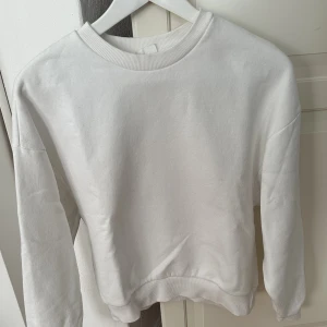 Vit sweatshirt - Vit sweatshirt från ginatricot. I strl XS. Använd fåtal gånger. 120kr + frakt