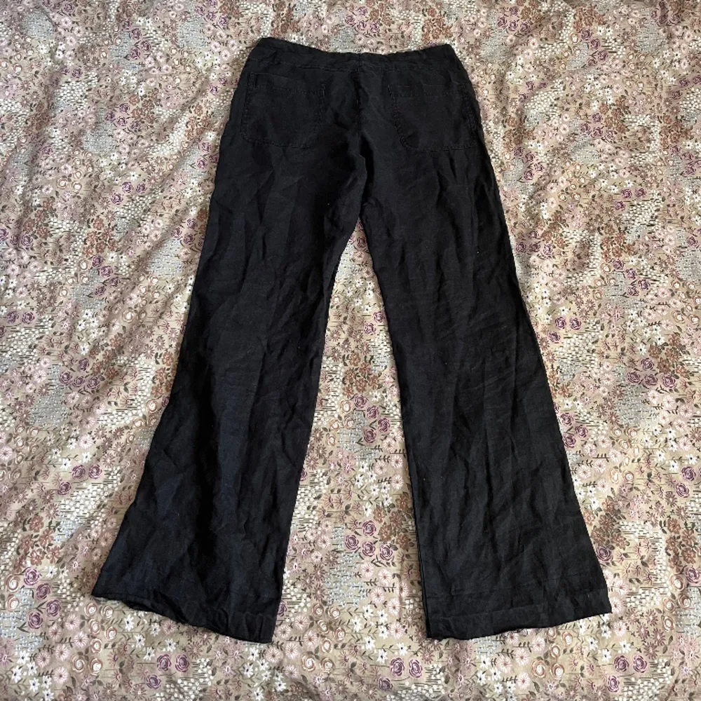Super fina svarta linnebyxor från Åhléns. Storlek 34 typ S/XS 💕. Jeans & Byxor.