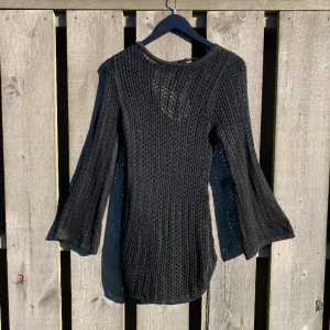 Klänning - Helt oanvänd strandklänning/cover-up, perfekt att ha över bikinin☀️🐚Knyte i ryggen och dragskor på sidorna! Köpt på Shein.