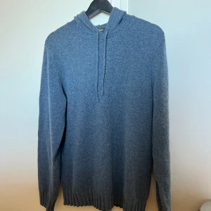 Marinblå ullbandad hoodie - Säljer denna snygga hoodie i storlek medium, var lite stor på mig som väger 61 och är 174 cm. Bra skick!