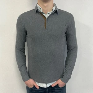 MASSIMO DUTTI - RUGBYTRÖJA - Rugbytröja från Massimo Dutti i storlek S - skick 9,5/10 - Nypris 900 vårt pris 99 Modellen är 188 och väger 88 kg