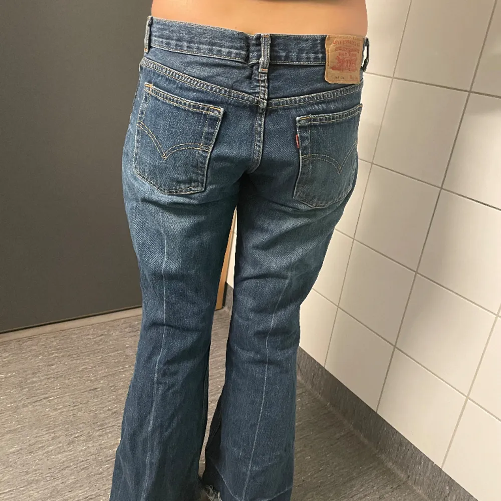 Ett par Levis jeans som jag köpt för en månad sen, men var tyvärr för stora. Min kompis har dom på sig på bilden som är 165 cm lång.  Priset går att diskutera  Skriv pv om mått . Jeans & Byxor.
