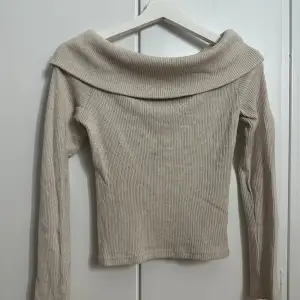 Of shoulder tröja i ribbat matreal från Gina tricot. Säljs pågrund av fel storlek 🩷