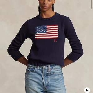Säljer denna helt nya Ralph Laurent tröja. Köpte den i Italien i butik för ca 4000kr men har bara använt den 3 gånger. Den är i storlek M men passar mig som brukar ha S! Säljer bara för bra pris då den är eftertraktad. Skriv privat för egna bilder💖