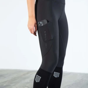 Maya delorez ridtights  - I fint skick bortsett från att sömnen har gått upp lite längst ner på benet, inget som syns när man har dem på sig💗  Nypris: 799kr