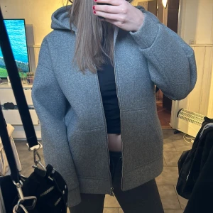 Vårjacka  - En så cool och snygg vårjacka från zara, boxig i modellen och använd typ 3 gånger🩵🩵 Har dock fått några nopprig på sig men tror de går att få bort lätt! Stl m men jag är en s och den sitter bra oversized på mig🩵