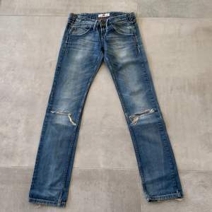 Super coola jeans från Fornarina i storlek 25 💞💕 inte stretch! Bra skick, ingådda o klara sitter bra!