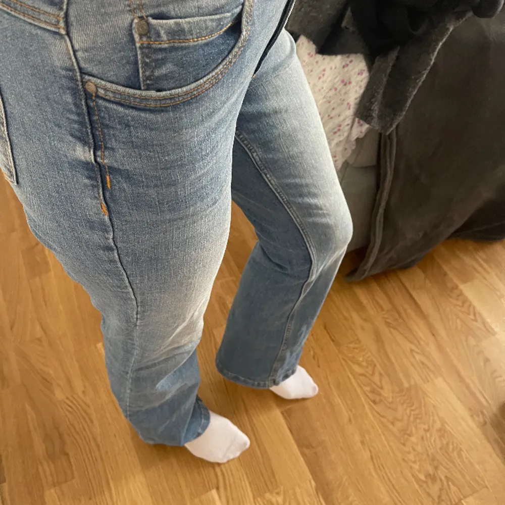Jeans från märket JDY JacquelineDeYoung 🤍Highwaist Flared fit 🤍Lite stretch  🤍Storlek 27/34  🤍Använd en gång, köpte varan för 449kr.  . Jeans & Byxor.