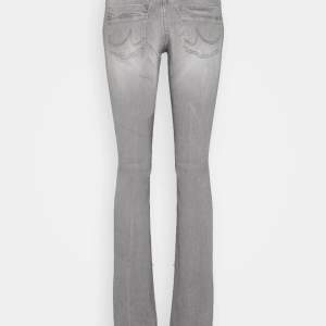 Super snygga trendiga jeans som är både lågmidjade och bootcut. Säljer pga försmå. 