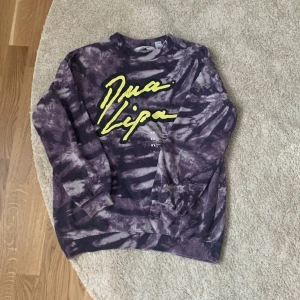 Dua Lipa huddy  - Lila Dua Lipa huddy 💜tyvärr så flagnade lite av texten bara så att ni vet men går endå att använda✨146-152🌸 H&M🫶