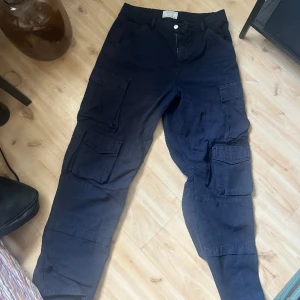 cargobyxor från zara - tjock material med fickor på sidan. mörkblå/marinblå. nästan aldrig använda. 