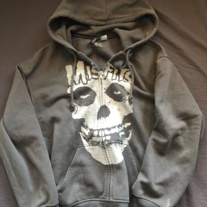Huvtröja med misfits-tryck - Denna tröjan är inte äkta merch. Storleken är XS och den är i väldigt bra kvalitet:) tröjan är från HM divided.