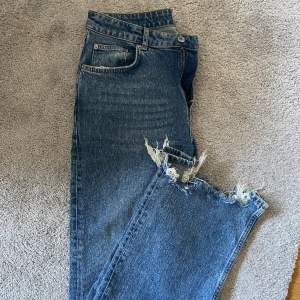 Jeans i stl 40 från Gina tricot som har slitning vid knät på vänster ben. Även slitning/fransar längst ner vid fötterna. Jättesköna jeans som tyvärr inte passar längre 