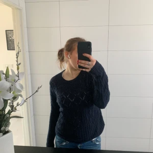 STICKAD TRÖJA - Köpte denna fina tröja i Norge förra året, knappast använd. Bara lite i slutet på våren och början på hösten. Den är väldigt skön och sticks INTE! 🌟🌟