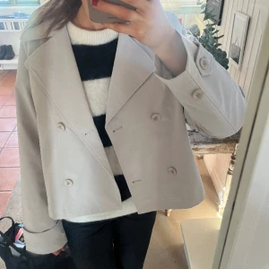 Trenchcoat  - Säljer min helt nya trenchcoat!💝Endast testad. Nypris 400kr!!