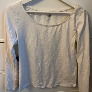 Långärmad vit tröja, från lager 157. Knappt använd och i helt okej skick. Storlek L men passar för M-S. 
