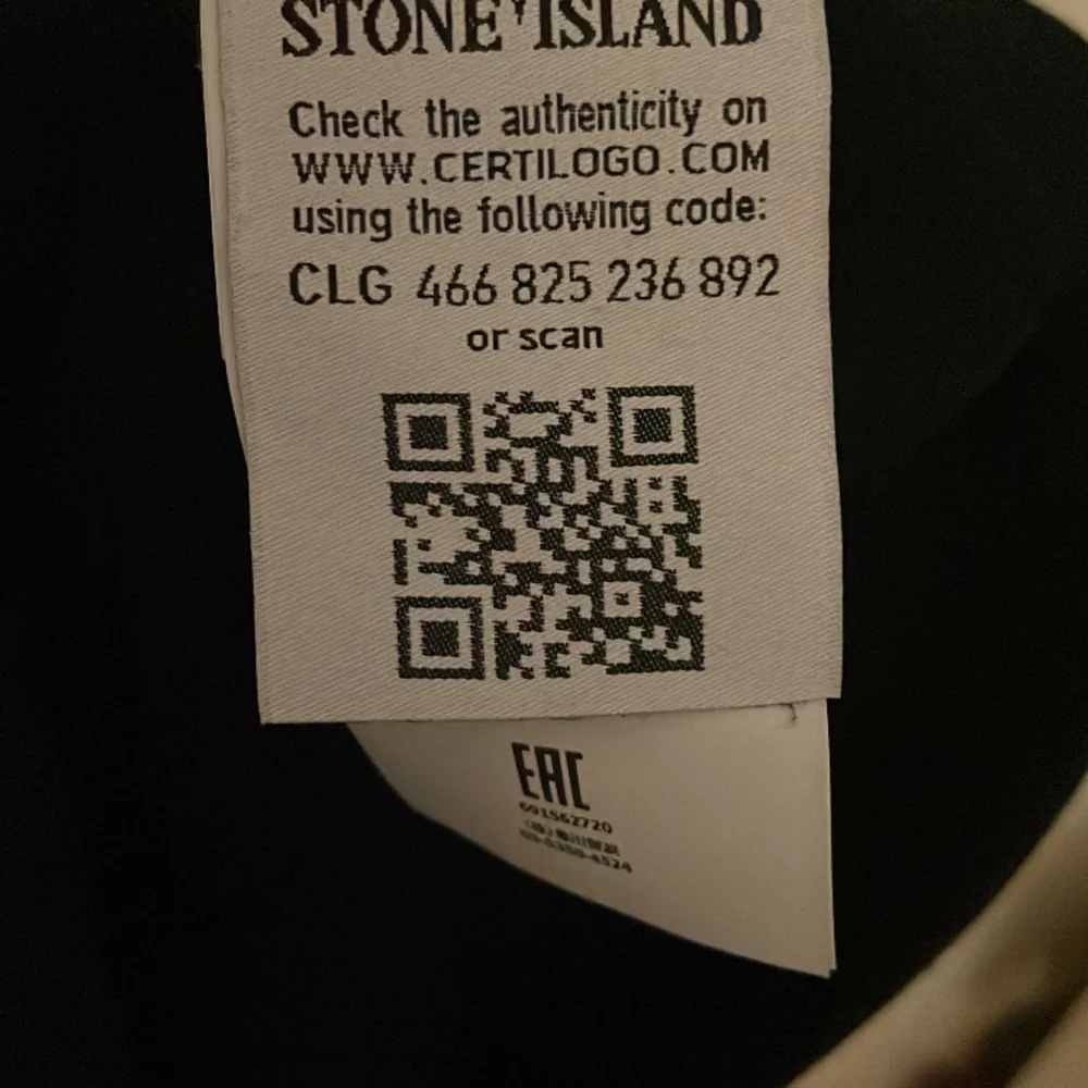 En svart Stone Island Sweatshirt i väldigt bra skick, inga defekter finns. Den är i storlek M men funkar även som S och även L! Säljer den för att den inte används längre!. Tröjor & Koftor.