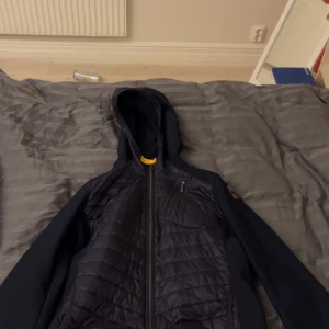 Säljer min parajumper cardigan - Säljer min parajumper cardigan pga att den börjar bli för liten. Jag skulle säga att den har 8/10 skick tyvärr har den ett väldigt litet hål i höger del men inget som man lägger märke till (bild 3 visar). Bara seriösa köpare!! Nypris 3800 kr 