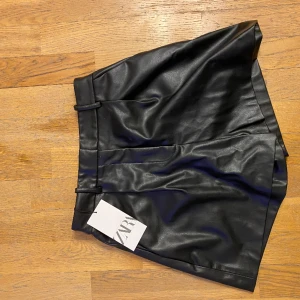 Zara skinn shorts - Skinn shorts i storlek XS från zara, endast provade, prislappen är kvar. 