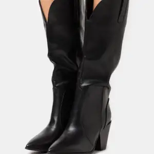 Jätte snygga cowboy liknande boots aldrig använda! Helt slutsålda även, köpte för 800kr jag säljer för 600kr. 8cm klack💞