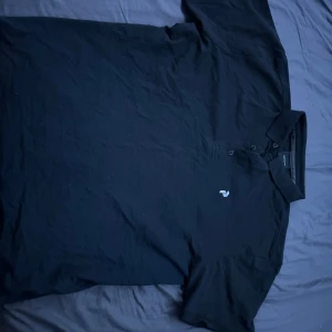 PEAK PREFORMENCE TRÖJA - Skön peak performance shirt, använd ett få antal ggr står XL men sitter definitivt som en M, pris kan diskuteras🙌💸