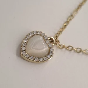 Halsband Hjärta Guld - Säljer nu mitt superfina halsband som inte längre kommer till användning då jag föredrar silver😊 | Vet tyvärr inte vad materialet på halsbandet är, därav priset💞💞 | Längd (justerbar): 39-45 cm | Tveka inte att höra av dig vid funderingar, använd "köp nu"|