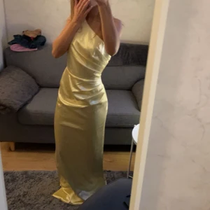 Balklänning  - Jätte fin ljus gul klänning som passar perfekt till bal. Aldrig använd endast testad. Jag är ca 163 och den är lång på mig. Den har även en liten slits på ena sidan av klänningen. Skriv privat för fler bilder, pris kan diskuteras vid snabb affär.💛