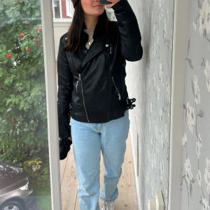 Skinnjacka - Intressekoll på min skinnjacka som jag själv köpte för 599kr på secondhand🫶🏼 Pris kan diskuteras!
