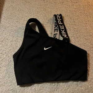 Nike topp - Asymmetrisk Nike pro sport topp, använd 1 gång. Frakt tillkommer 