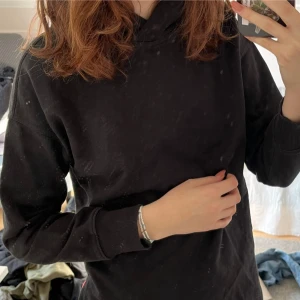 Svart hoodie - Sååå skön hoodie köpt från Lager 157 för länge sen, säljs ej längre. Den har snören längst ner som man kan dra åt 🫶🏻 Hann bara använda typ 2 ggr innan för liten, så den är i bra skick. Använd gärna köp nu och skriv för fler bilder 🤍