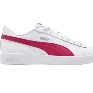 Säljer väldigt snygga vita PUMA skor / sneakers. Storlek: 38.5 I bra skick, skickas i original kartong.  Pris endast 150 kr