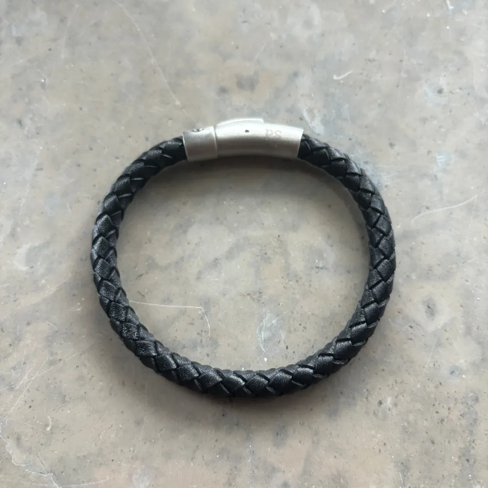 Säljer detta armband pga att jag råka köpa fel. Det är helt i nyskick och aldrig använt. Vid snabb affär kan jag tänka mig gå ner i pris. Nypris är ca. 500kr. Accessoarer.