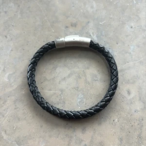 Armband  - Säljer detta armband pga att jag råka köpa fel. Det är helt i nyskick och aldrig använt. Vid snabb affär kan jag tänka mig gå ner i pris. Nypris är ca. 500kr