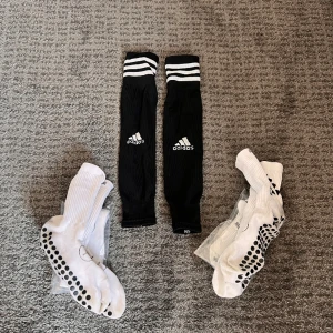 Fotbollsstrumpor, Grip socks  - Avklippta strumpor: 100kr  Vita gripsocks, två nya och två använda men i nyskick!  2 använda: 100kr tsm  Paket pris för allt 150kr! 