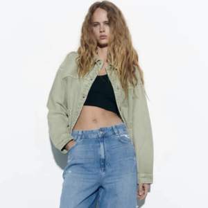 Ljusgrön jeansjacka från Zara som är slutsåld på hemsidan i storlek XS men skulle säga att den passar xs och s!💕 köpt förra sommaren och har använt ett fåtal gånger. Pris: 200kr + frakt! Kontakta för fler bilder💕💕