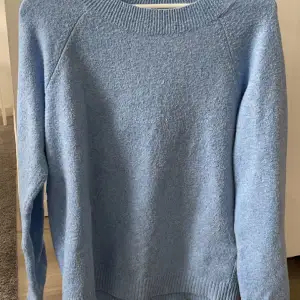 Säljer denna trendiga stickade tröja från veromoda i en superfin ljusblå färg. Passar perfekt till sena sommarkvällar. Tröjan är i stl M. Priset är inklusive frakt.