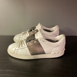 Valentino open - Riktigt feta valentino open🍁 skick 6/10 då de är använda men fortfarande myxket kvar att ge💫 Inget og tillkommer  Skriv vid fler frågor eller funderingar💫💫