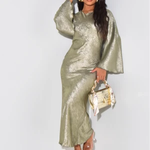 Grön metallic klänning  - Helt oanvänd klänning, etikett sitter kvar. Storlek S/M